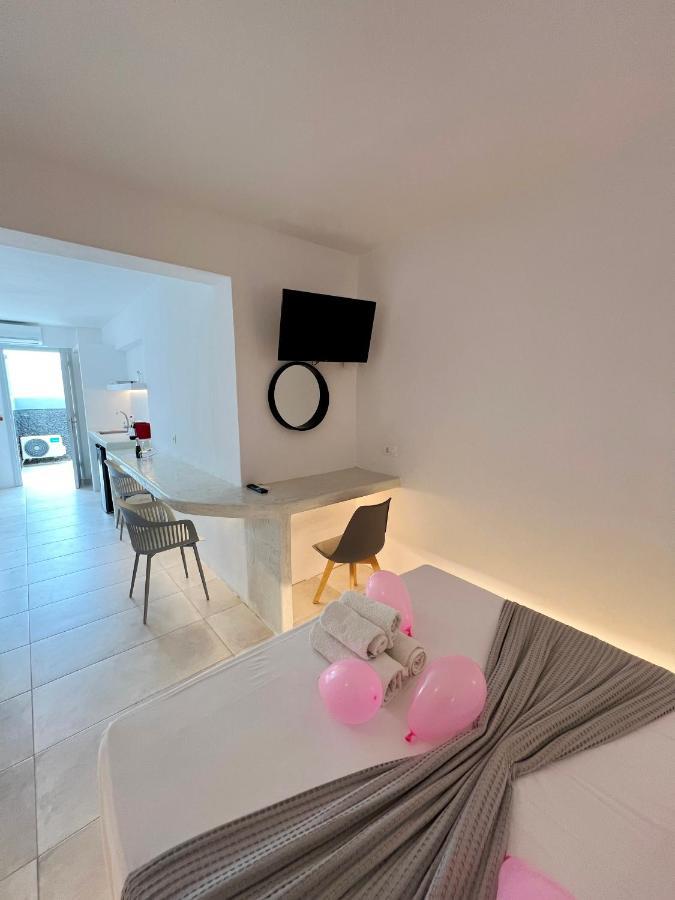 White Lily Suites & Lofts - Adults Only 16 Plus Perivolos  Luaran gambar