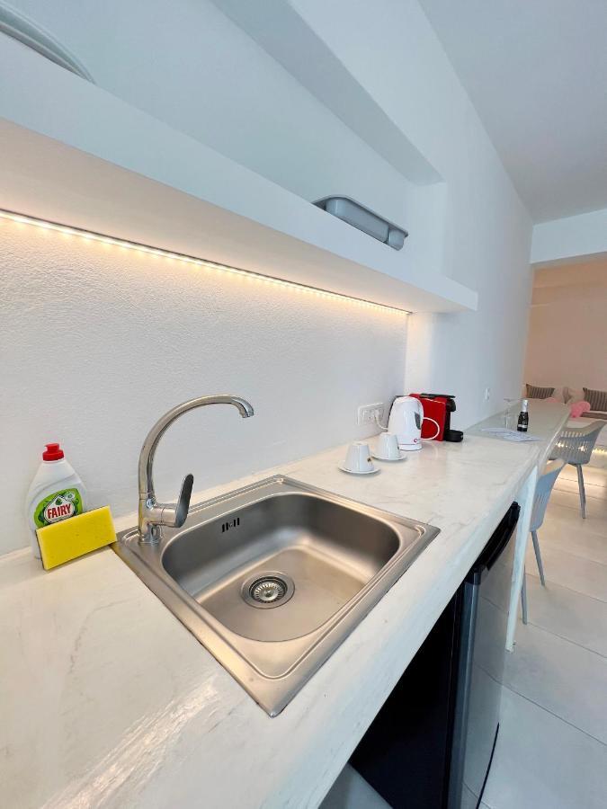 White Lily Suites & Lofts - Adults Only 16 Plus Perivolos  Luaran gambar